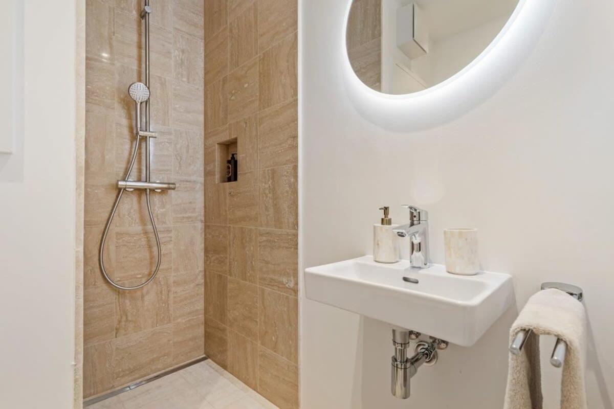 Modern Studio With King Bed, Walk To Attractions Luxembourg Exterior photo